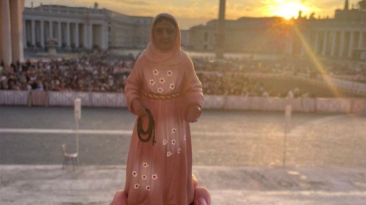 Imagem da beata Francisca de Paula de Jesus, popularizada como Nhá Chica, momentos antes da bênção ao recém-casado.