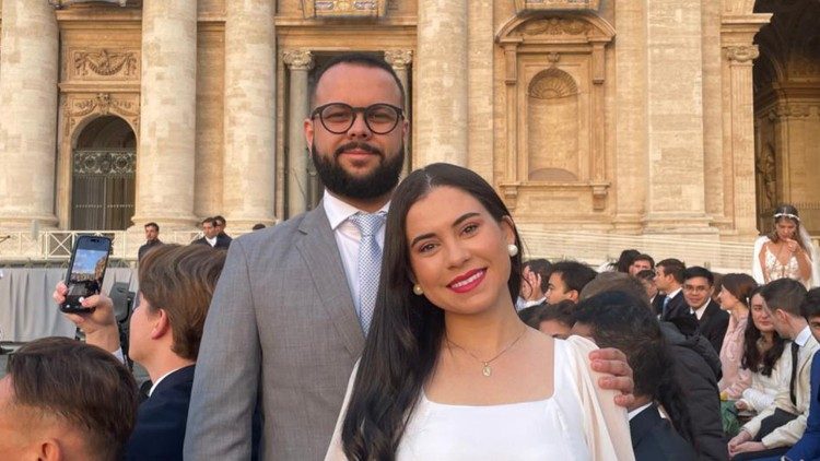 Maria Luiza e Tiago Machado na Praça São Pedro após receber a bênção do Papa. 