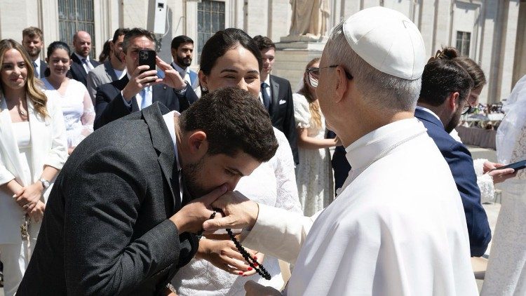 Luan Leal beija o anel de pescador do Papa Leão XIV.