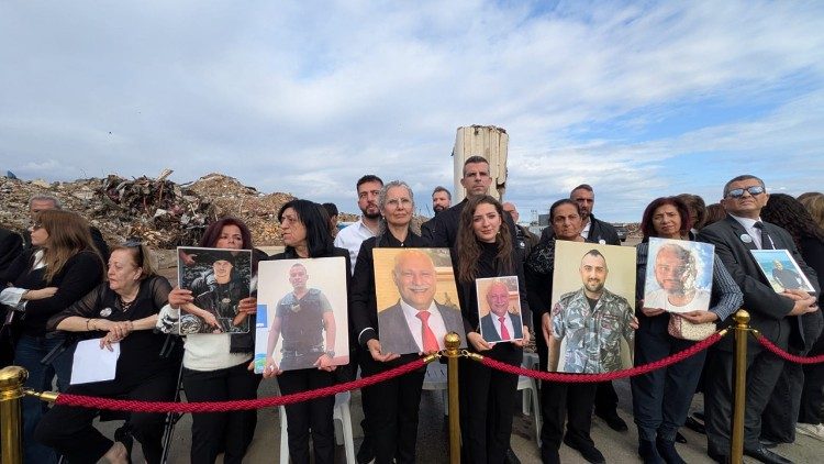 Rodziny ofiar czekały na Ojca Świętego ze zdjęciami swych bliskich, którzy zginęli