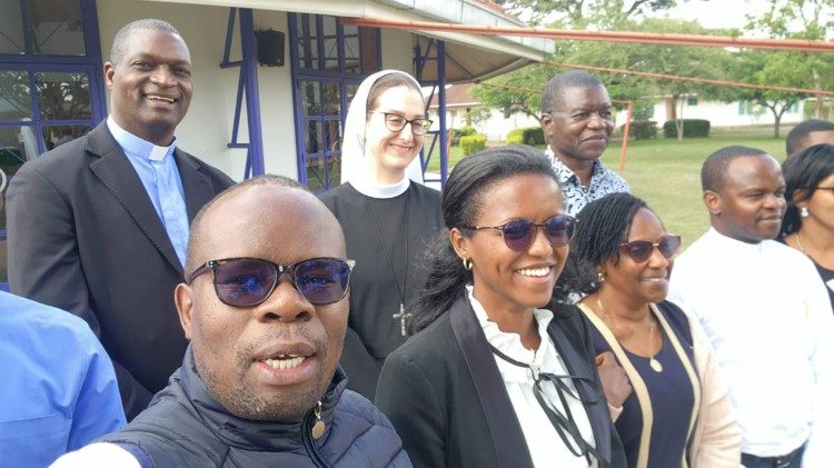 Ir Nina do Dicastério para a Comunicação e Pe Andrew Kaufa da AMECEA com alguns participantes 