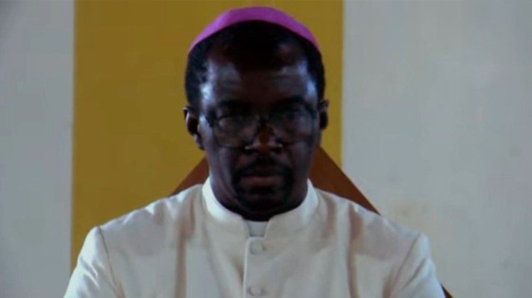 Mgr Mbouangui portant déjà sa calotte épiscopale 