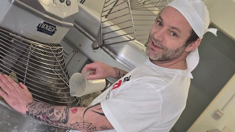 Massimiliano al lavoro nel panificio.