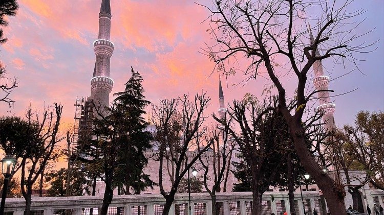 Die Moschee im Morgenlicht - der Journalistentross muss immer schon recht früh vor Ort sein...