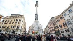 2025.11.03 रोम के पियाज़ा दी स्पान्या में निष्कलंक  गर्भागमन माता मरिया की प्रतिमा