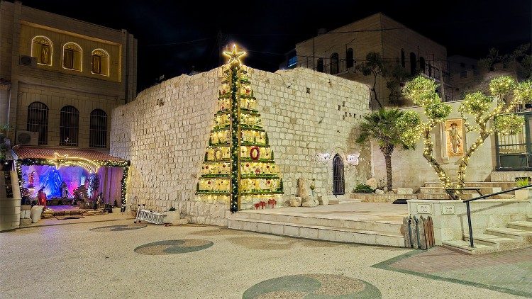 Vista externa de la iglesia latina de Taybeh donde se ha preparado el pesebre.