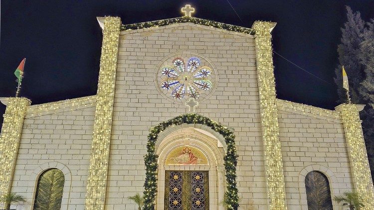 La iglesia latina de Cristo Redentor en Taybeh con las decoraciones navideñas