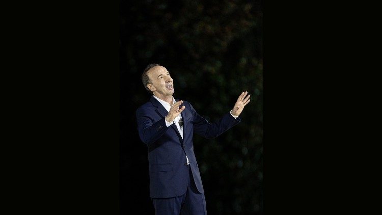 Roberto Benigni no monólogo "Pietro. Um Homem ao Vento"