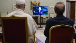 Papež in Roberto Benigni med ogledom odlomkov novega monologa