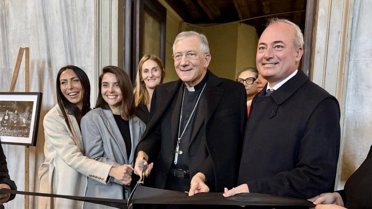 Il taglio del nastro alla mostra fatto dalla direttrice del carcere Maurizia Campobasso, l'attrice Claudia Potenza, monsignor Francesco Moraglia e il sottosegretario alla Giustizia Andrea Ostellari 