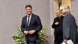 Մայքըլ Պուպլէն` աղքատներու համերգին ներկայացումի ժամանակ