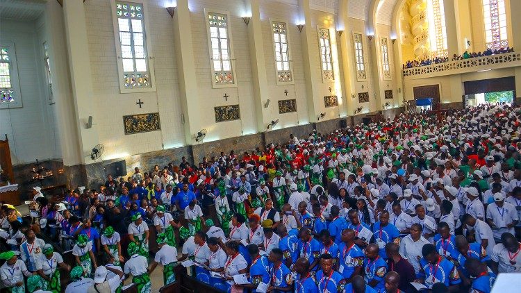 Jovens durante a Missa de abertura da III Jornada Nacional a eles dedicada