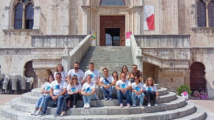 La famiglia di Rachele a Gubbio insieme ad altre famiglie che supportano l'associazione