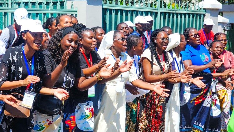 Moçambicanos felizes com a visita do Cardeal Pietro Parolin, enviado do Papa Leão XIV