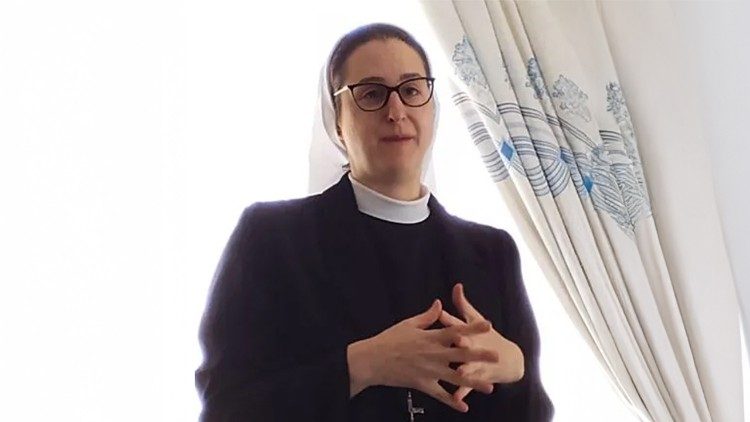 Irmã Nina Krapic, do Dicastério para a Comunicação, ao intervir no encontro em Nairobi 