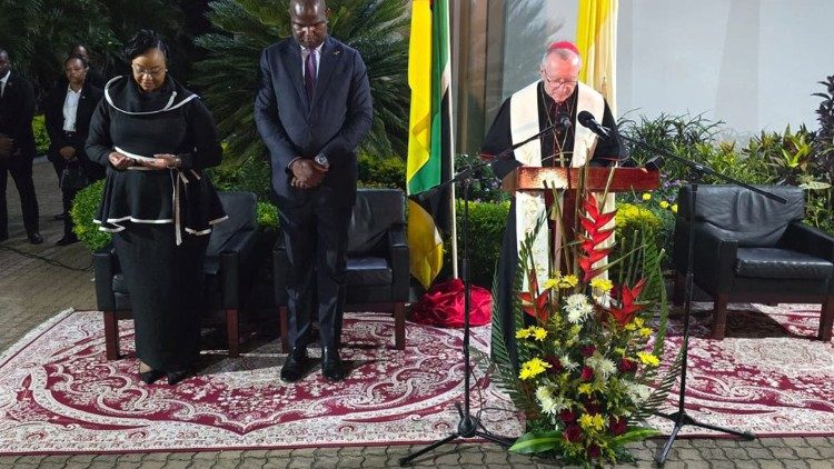Il cardinale Parolin, segretario di Stato, nella Nunziatura apostolica di Maputo per la cerimonia commemorativa del 30° anniversario delle Relazioni diplomatiche tra la Santa Sede e la Repubblica del Mozambico