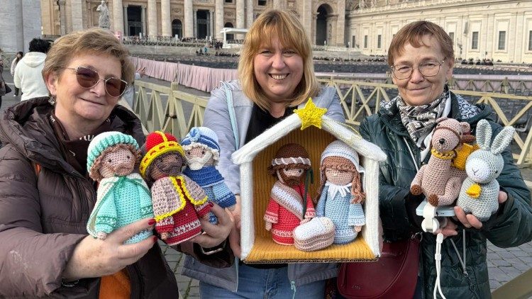 Trzy panie przyjechały z Polski, aby dostarczyć na wystawę szopkę bożonarodzeniową inną niż wszystkie