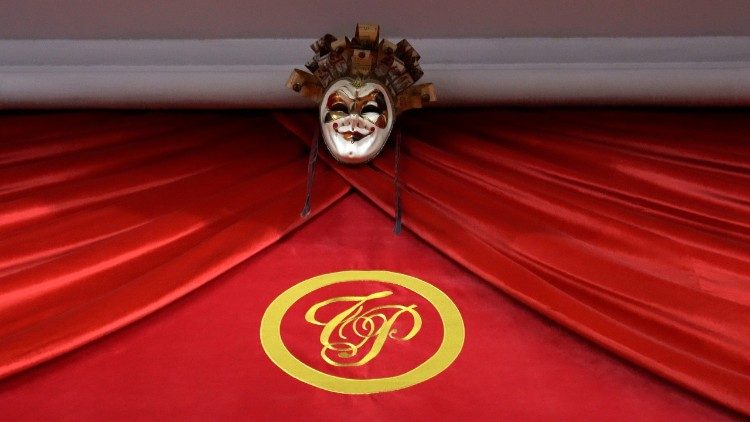 Il sipario e lo stemma del Teatro Prati