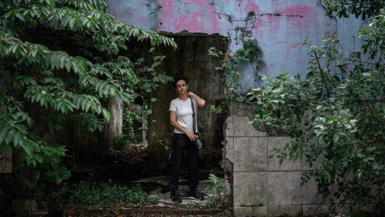 Maíra em um dos bairros afetados. 