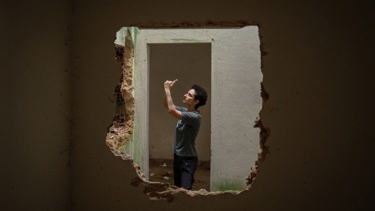 Maíra em uma das casas esvaziada por causa das rachaduras. 