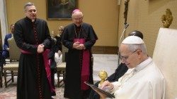 2025.12.09 L'Annuario Pontificio digitale viene presentato a Papa Leone XIV (Vatican Media)