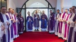 Kardinal Rainer Woelki und die konzelebrierenden Kardinäle Anders Arborelius aus Stockholm und Antonio Maria Rouco, emeritierter Erzbischof von Madrid. © 2025 Marcin Gęsiarz