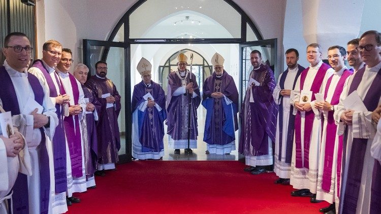 Kardinal Rainer Woelki und die konzelebrierenden Kardinäle Anders Arborelius aus Stockholm und Antonio Maria Rouco, emeritierter Erzbischof von Madrid. © 2025 Marcin Gęsiarz