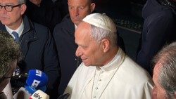 Le Pape Léon XIV répondant aux questions des journalistes devant sa résidence de Castel Gandolfo.