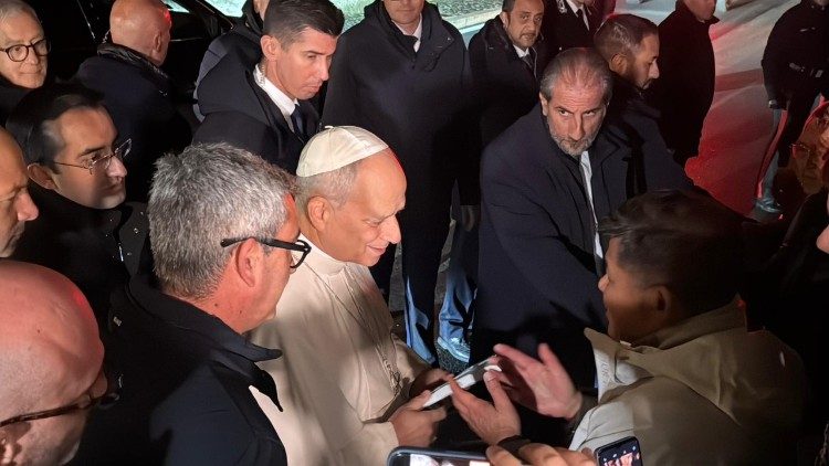 Am Ende des Gesprächs mit den Journalisten wurde Papst Leo von Chiaretto Yan angesprochen, dem Autor des Buches „Mein chinesischer Traum“. Der Papst schien ein gewisses Interesse zu zeigen und antwortete ihm, nachdem er das Buch genommen hatte, mit den Worten: „I have been to China“ (Ich war schon einmal in China).