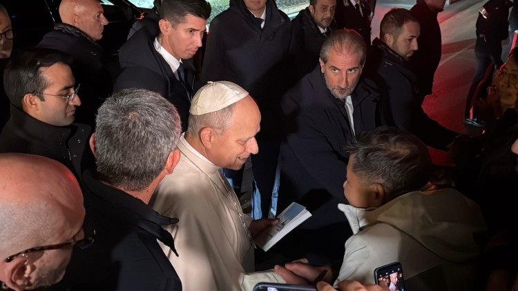 Leão XIV cumprimenta algumas crianças do lado de fora da Villa Barberini