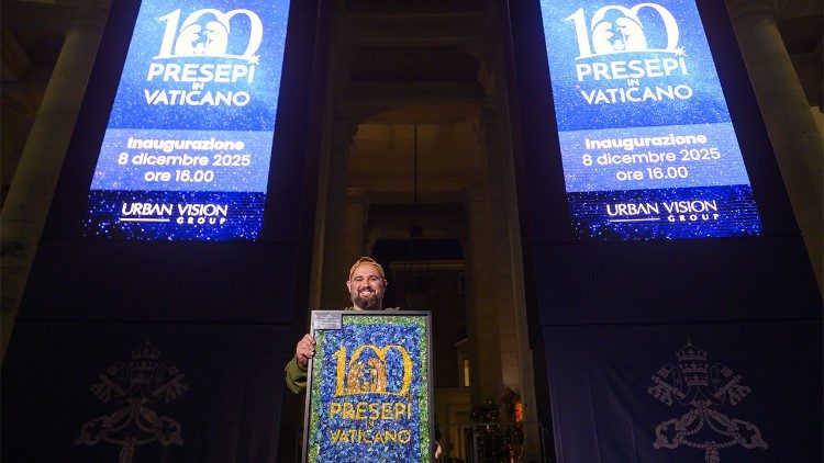 Marcos Martins produziu quadro com a logomarca da exposição feita em material de plástico triturado. Foto: Solange Souza 