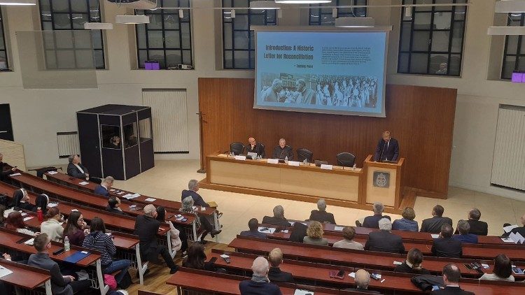 Un momento de la conferencia en el Aula Magna de la Gregoriana