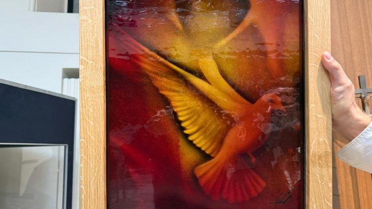 Fragment witrażu, kt&oacute;ry zostanie wręczony Ojcu Świętemu