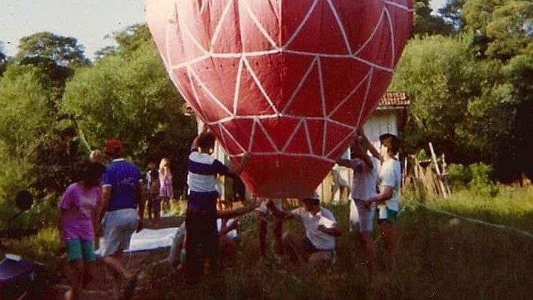 O pequeno Emerson com a família na déc. 80 no Brasil