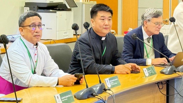 Una delle tavole rotonde nella riunione di Hong Kong