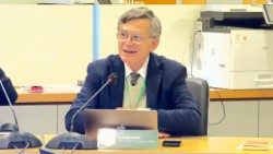 மாநாட்டில் உரையாற்றும் பவுலோ ரூபினி  