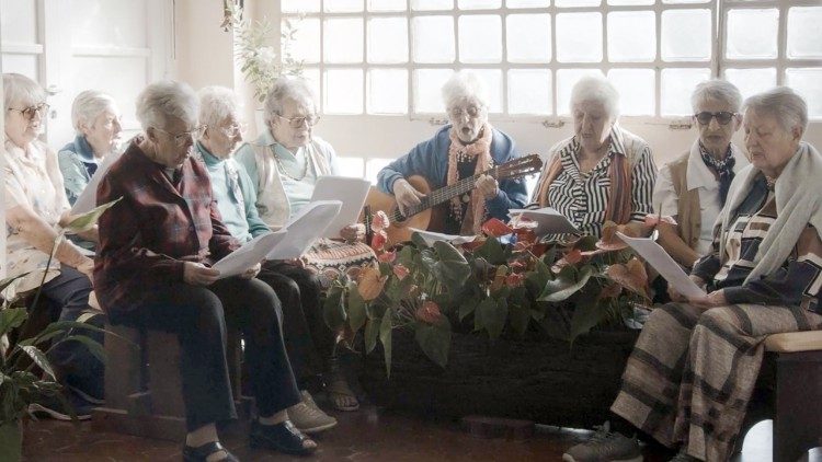 Un fotogramma del video "Sorelle senza nome".