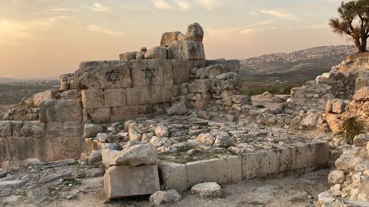 Parte dell'area archeologica di Sebastia imbrattata da graffiti