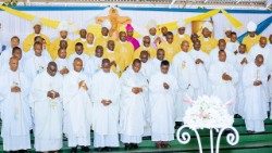 Photos des évêques et prêtres ayant concélebré l'eucharistie. 