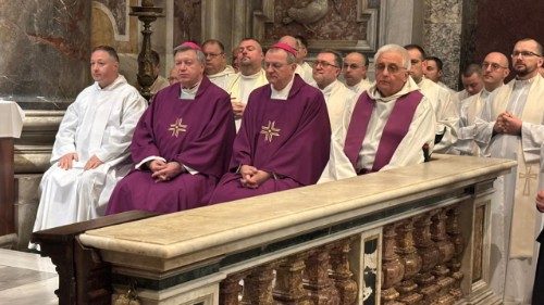 Prezydium Konferencji Episkopatu Polski na Mszy św. przy grobie św. Jana Pawła II