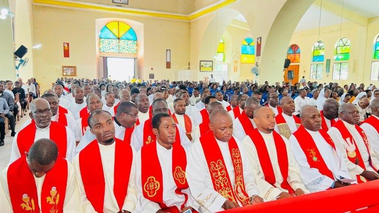 Des pr&ecirc;tres ha&iuml;tiens 