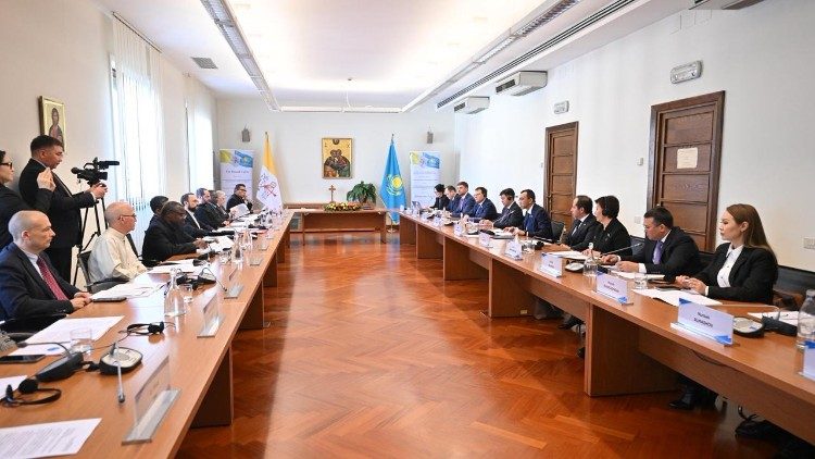 Un momento della tavola rotonda “Le iniziative del Kazakhstan nell'ambito dell'armonia interreligiosa e la leadership spirituale del Vaticano”
