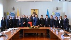 Il cardinale Koovakad (al centro) insieme alla delegazione del Kazakhstan dopo la tavola rotonda sulle iniziative interreligiose nel Paese asiatico