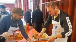 Ciro impiatta le lasagne nel pranzo offerto ai poveri nei locali della parrocchia di via Gregorio VII