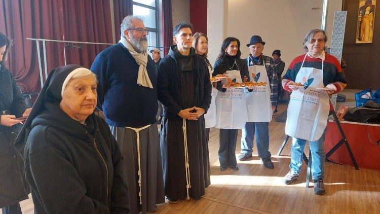 In primo piano suor Maria Grazia, fra Agnello Stoia e padre Stefano Albanesi