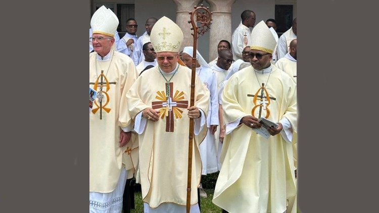 O Arcebispo Henryk M. Jagodziński presidiu &agrave; celebra&ccedil;&atilde;o eucar&iacute;stica
