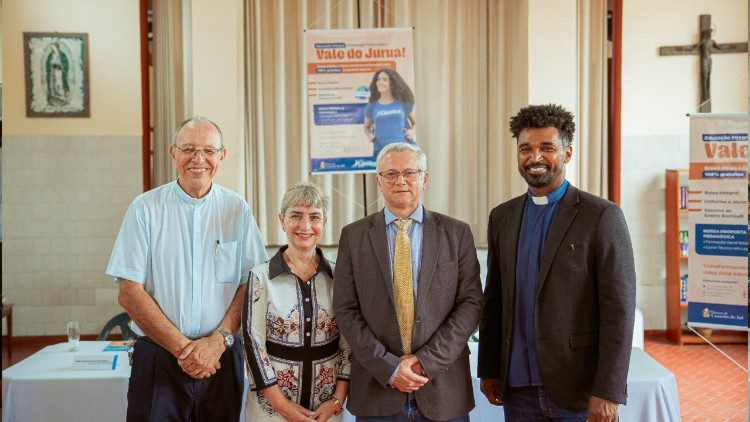 O bispo Dom Flávio Giovenale, da Diocese de Cruzeiro do Sul, com os representantes do Grupo UBEC - a superintendente de Educação Roberta Guedes, o presidente Ir. Paulo Fossatti e o vice-presidente Padre Anselmo. Foto:  Lucas Victor Gomes