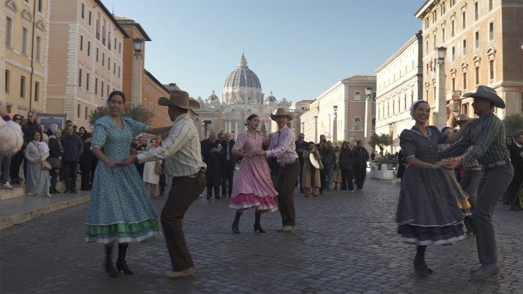 Inauguración muestra fotográfica en vía de la Conciliación