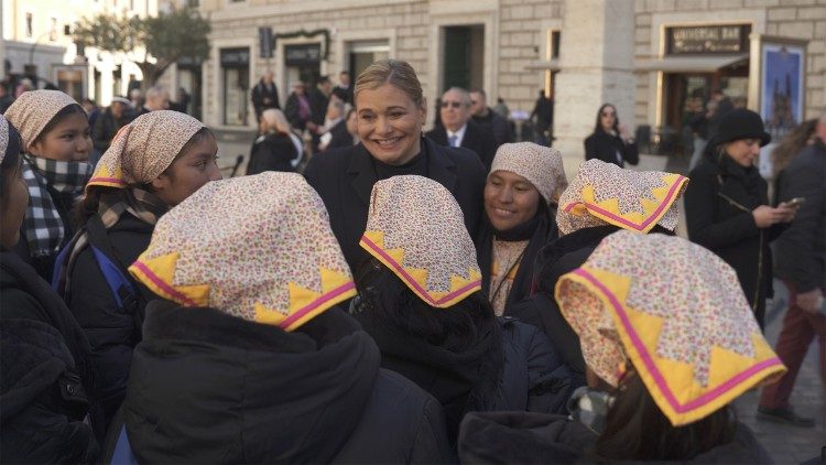 Inauguración muestra fotográfica en vía de la Conciliación