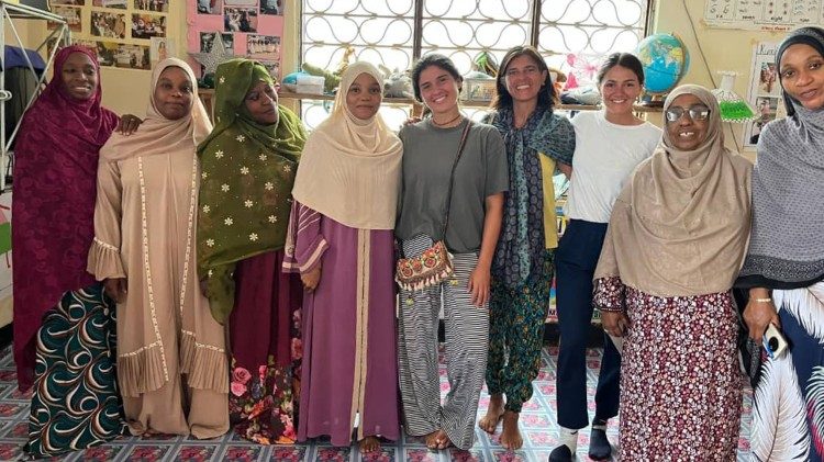 Federica con alcune donne di Pemba